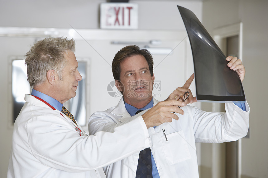 两名男医生在医院走廊分析X光检查报告图片