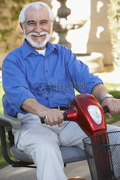 一个骑摩托车的快乐老人的肖像图片
