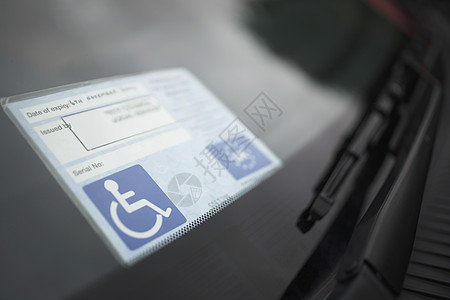 在车挡挡风玻璃上贴了防残疾标签图片