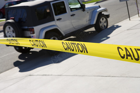 在犯罪现场的黄色警示录音带后面用吉普车高清图片