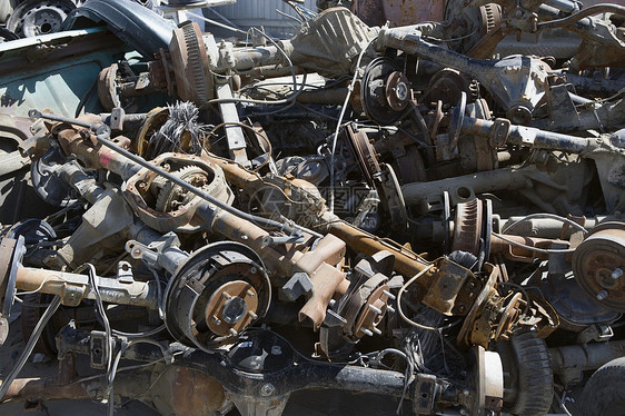垃圾场生锈的汽车零件堆放回收对象环境金属破坏图片