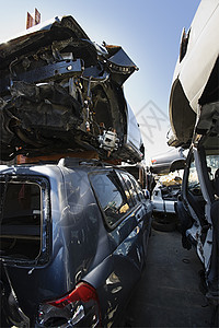 在汽车废车场损坏和撞坏的汽车图片