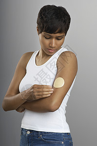 一名非洲裔美国妇女 其手臂上有尼古丁补丁背景图片
