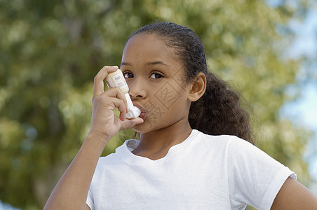 使用哮喘吸入器封闭女孩疾病医学黑人马尾辫药物眼神痛苦保健孩子医疗图片