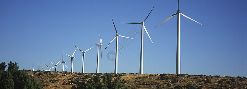 沙漠中风力涡轮机行高清图片