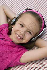 听耳语的小女孩女孩孩子娱乐消遣享受乐趣音频孩子们休闲头肩女孩们图片