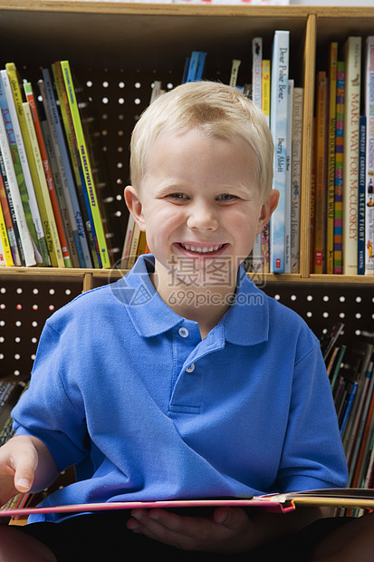 小男孩读书知识男生男性摄影男孩们表情青少年微笑图书馆会心图片