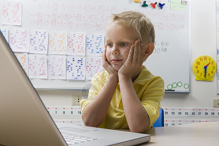 功能教室学生用笔记本电脑学习男生用户男孩们男性孩子们课堂微电脑硬件辅助背景