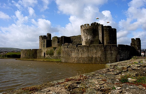 威尔士的Caerphilly城堡历史纪念碑天空蓝色鸭子堡垒建筑学防御国家旅行图片