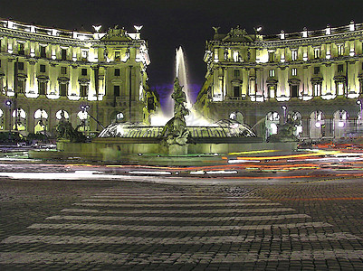 罗马  共和广场  晚上海王星女神雕塑教会城市大力士圆圈英雄历史宗教图片