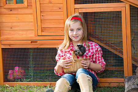 养鸡场有鸡鸡的农牧业女农民孩子们篮子童年幸福后院微笑饲养员鸡舍金发快乐图片
