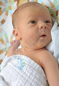 以奇异的表达方式在新生儿出生图片