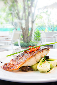 烧烤的Barramundi牛排煤鱼美食白色鳟鱼栖息绿色鳕鱼多莉蔬菜食物背景图片
