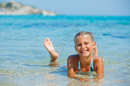 游泳的可爱女孩喜悦海滩幸福护腕浮潜闲暇海岸孩子潜水太阳图片