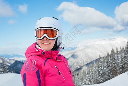 女孩在滑雪板上晴天青年运动季节头盔活动套装粉末风镜衣服图片