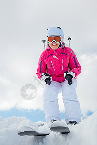 女孩在滑雪板上越野衣服爬坡道滑雪者季节头盔青年女士粉末自由图片