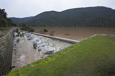 Jandula镇 在雨雨几个月后将水排出 西班牙Jaen石头建筑学工程店铺自然保护区障碍堤防权力资源水文图片