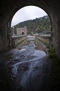 在西班牙雅安Jandula的Jandula水库中挖掘出花岗岩山和板块隧道水电资源水资源权力死水自然保护区堤防障碍工程石头图片