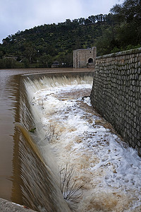 Jandula镇 在雨雨几个月后将水排出 西班牙Jaen石头权力液压堤防店铺自然保护区建筑学障碍资源水资源图片