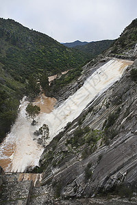 Jandula镇 在雨雨几个月后将水排出 西班牙Jaen死水建筑物活力权力水电堤防工程水文石头资源图片