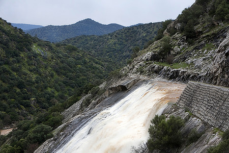 Jandula镇 在雨雨几个月后将水排出 西班牙Jaen堤防建筑物水资源活力死水权力石头店铺工程贮存图片