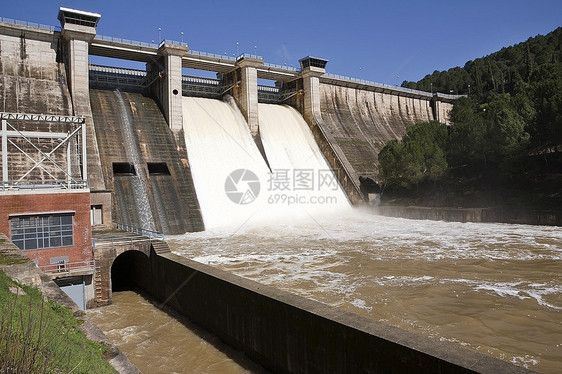 西班牙安达卢西亚州科尔多瓦附近的Nuevo村暴雨后将水排出建筑学店铺贮存水文工程资源建筑物权力自然保护区石头图片