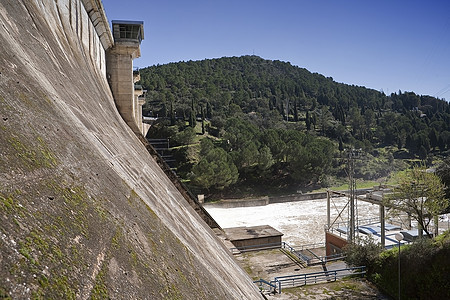 西班牙安达卢西亚州科尔多瓦附近的水库保留墙壁和指挥所的详细情况建筑学工程堤防水电活力权力资源店铺死水贮存图片