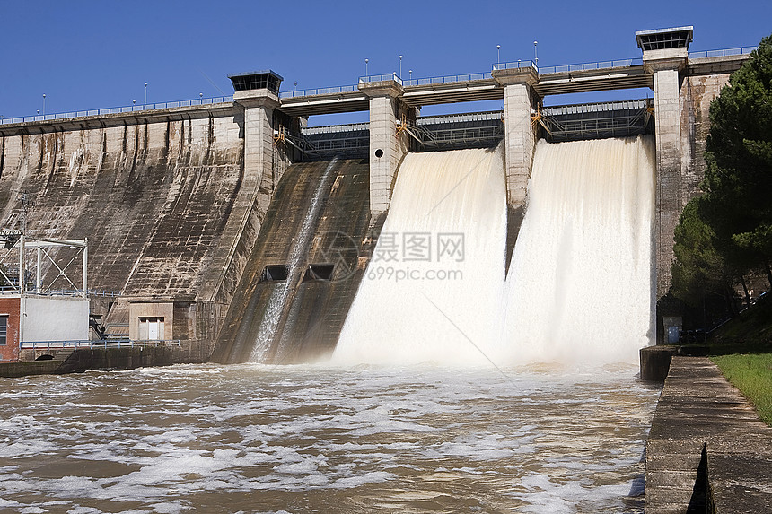 西班牙安达卢西亚州科尔多瓦附近的Nuevo村暴雨后将水排出堤防障碍死水石头工程水电贮存水资源权力自然保护区图片