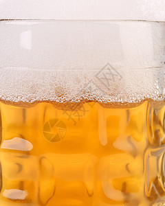 喝啤酒泡沫的杯子干杯泡沫状气泡白色玻璃饮料啤酒黄色棕色酒吧背景图片