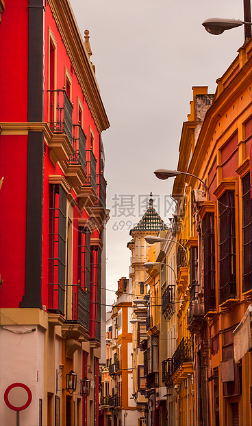 塞维利亚狭小街道西班牙城市视图建筑物街道墙壁历史性宗教景观文化地标纪念碑白色图片