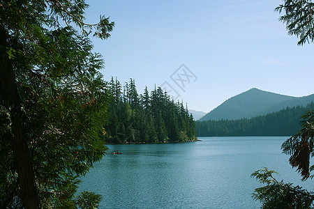 山区湖蓝色反射全景环境旅游晴天生态森林地块冰川图片