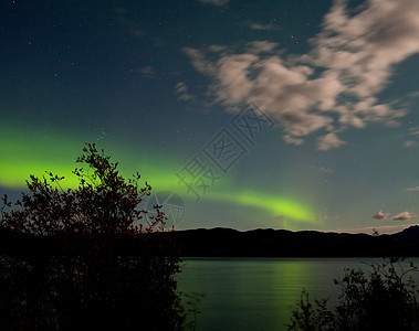 月光云 Laberge湖上空月亮反射辉光太阳风极光亮度蓝色天空磁层北极光图片