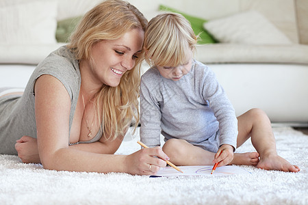 家人在家母亲女孩绘画教育母性婴儿童年铅笔房间静物图片