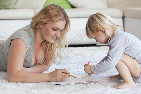 家人在家地毯房间沙发乐趣教育闲暇母性赤脚绘画帮助图片