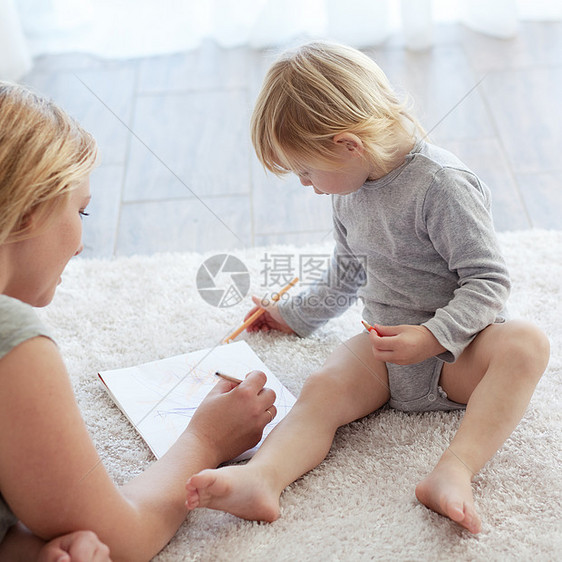 家人在家游戏婴儿乐趣铅笔地毯父母家庭母亲房子绘画图片