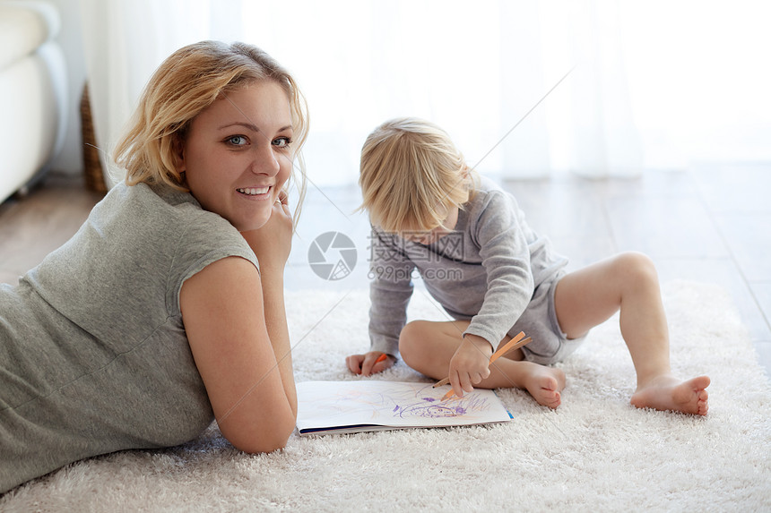 家人在家童年游戏育儿地毯绘画房子教育女孩闲暇父母图片
