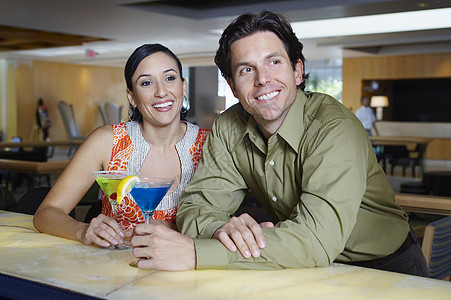 快乐的情侣在酒吧喝马提尼酒图片