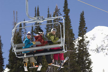 抬起椅子 三架滑雪机绅士伙计们娱乐男人中年摄影运动成年人女士年轻人图片