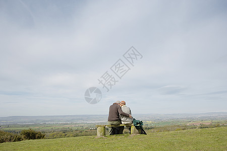 一对夫妇坐在公园的座椅上摄影女性长椅制高点闲暇观察点背包活动成年人年轻人图片