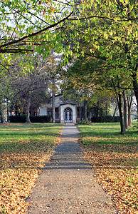 秋天公园的旧房子图片