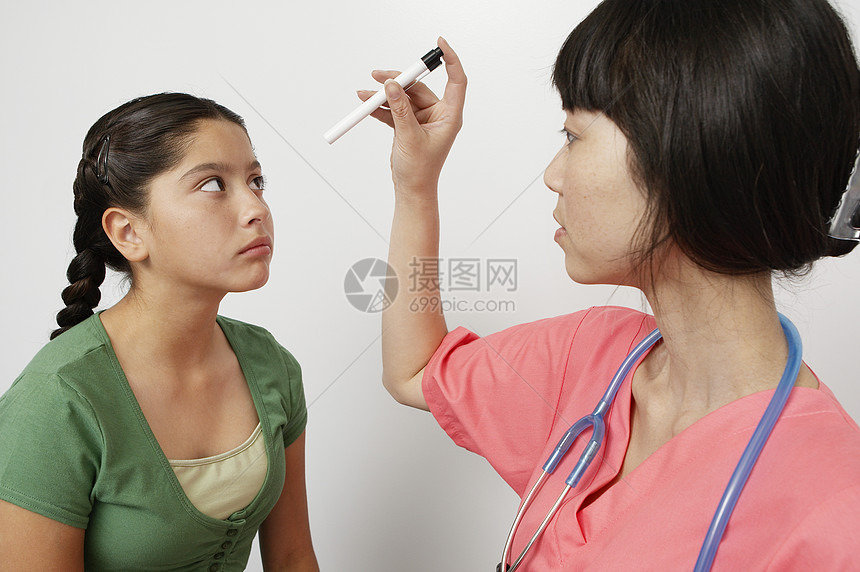 住院女医生检查员女性护理关爱医学专注身体中年女孩检查个人图片