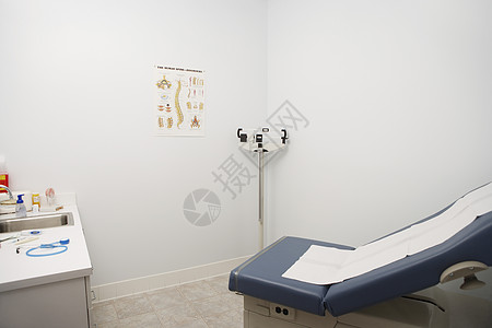 诊所的体重 床位和医生办公桌图片