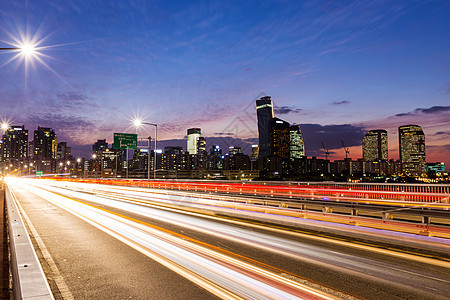 现代城市繁忙交通日落天际踪迹商业通道市中心建筑金融天空景观图片