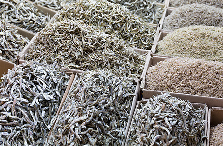 干枯的鱼尾鱼盒子市场白色摊位食物银鱼美食海鲜图片