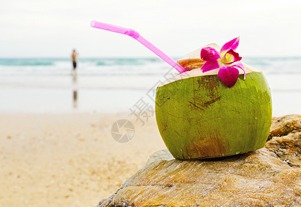 在海滩上喝椰子酒图片