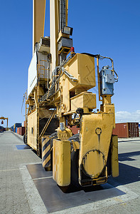 在Limassol塞浦路斯储存场移动起重车集装箱码头金属贮存起重机工业商业卸载港口机械天空图片