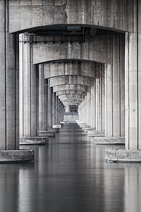 在高速公路和海下空白立交桥旅行建筑柱子建筑学运输反射通道背景图片