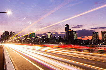 收费公路现代城市的繁忙交通背景