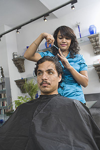 理发师剪男头发工作剪刀黑发个人切割生意成年女性职业发型图片