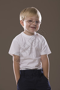 金发金发男孩 戴着微笑的眼镜图片